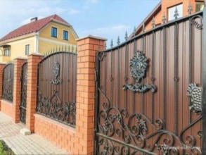 Кирпичный забор с ковкой  150 метров фото в Монино
