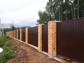 Кирпичный забор на ленточном фундаменте 12 метров фото в Монино