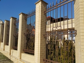Кирпичный забор с ковкой  10 метров фото в Монино